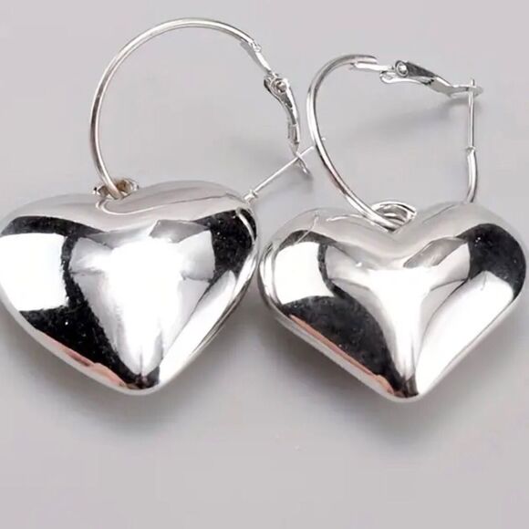 🩶 NEW silver puffy heart dangle hoop earrings 🩶 - Picture 1 of 6